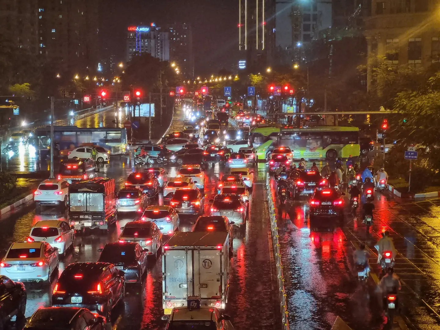 Giao thông ùn tắc do trận mưa lớn